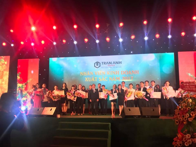 Ban lãnh đạo Tập đoàn Trần Anh vinh danh các cá nhân xuất sắc trong năm 2017