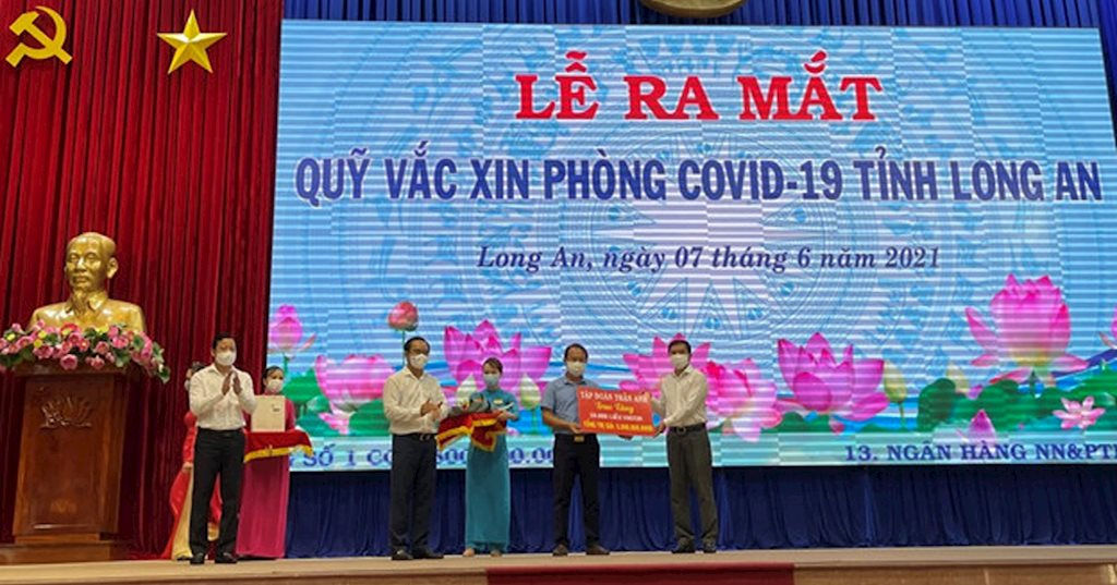 Trần Anh Group ủng hộ quỹ vacxin Long An