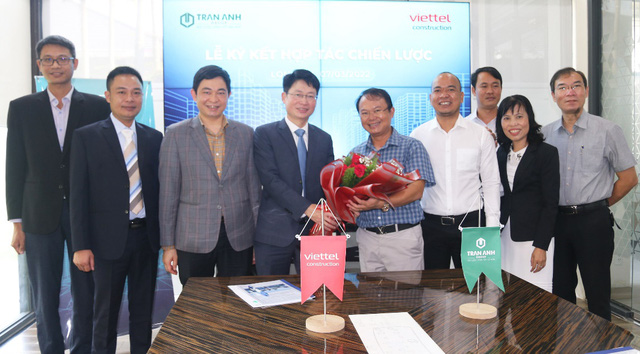 Trần Anh ký hợp đồng với Viettel Construction
