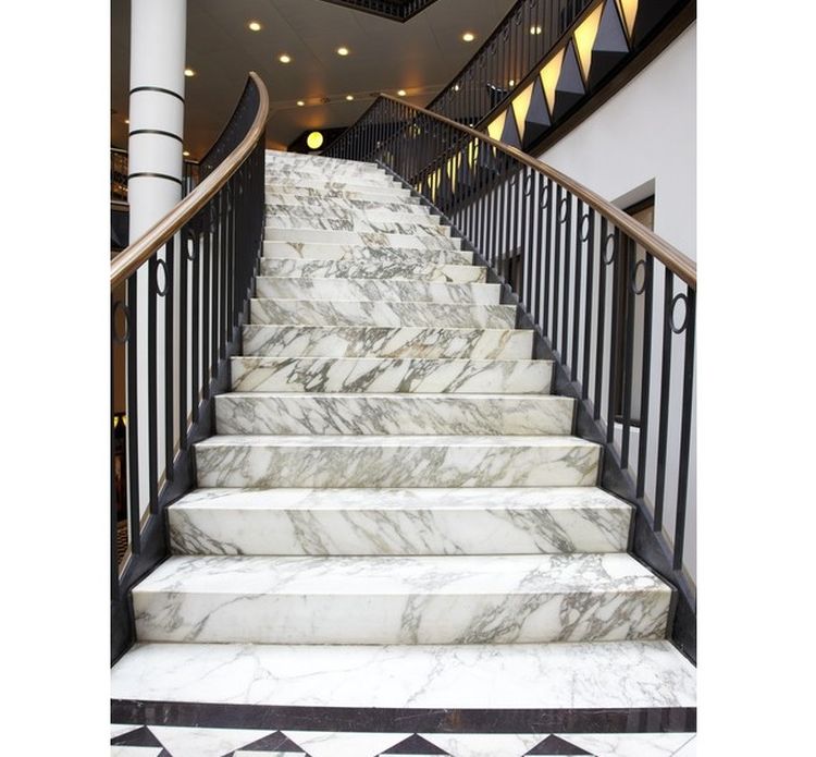 Thiết kế cầu thang làm bằng đá